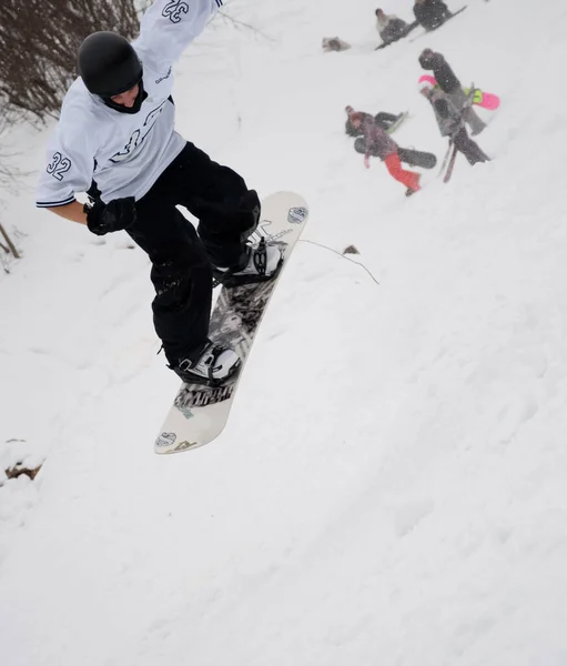 ロシア ヴォルゴドンスク 2015年1月18日 スキーでのスキートレーニングに乗る ウィンタースポーツ — ストック写真