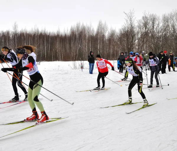 Rusia Volgodonsk Enero 2015 Esquioentrenamiento Esquís Deportes Invierno —  Fotos de Stock