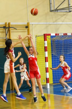 Rusya, Volgodonsk - Haziran 02, 2015: Çocuklar basketbol oynamak için eğitildiler