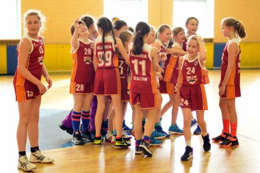 Rusya, Volgodonsk - Haziran 02, 2015: Çocuklar basketbol oynamak için eğitildiler