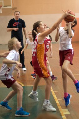 Rusya, Volgodonsk - Haziran 02, 2015: Çocuklar basketbol oynamak için eğitildiler