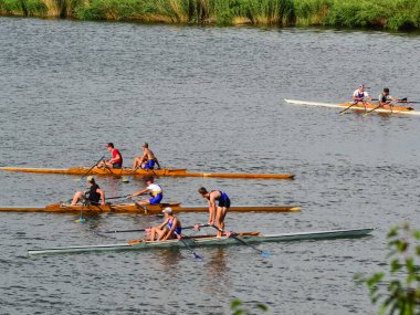 Rusya, Volgodonsk - 10 Haziran 2015 Yüzme yüzme yarışması kanosu