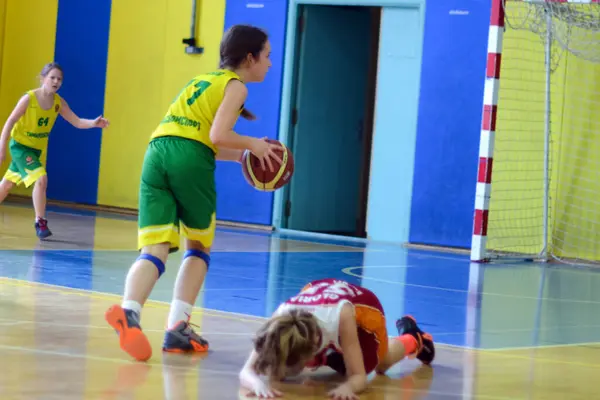 Rusya Volgodonsk Haziran 2015 Çocuklar Basketbol Oynamak Için Eğitildiler — Stok fotoğraf