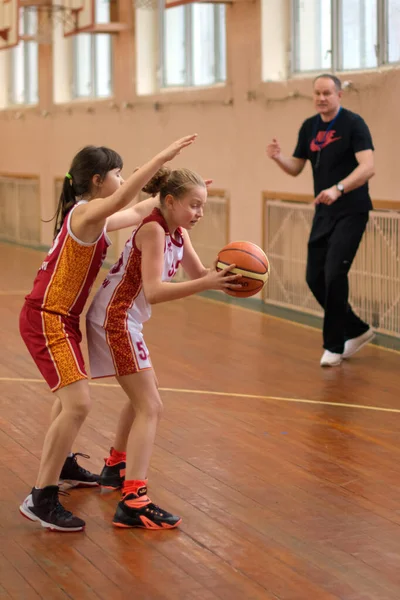 Ryssland Volgodonsk Juni 2015 Barn Tränas Att Spela Basket — Stockfoto
