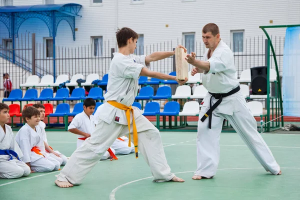 Rusia Volgodonsk Junio 2015 Karate Entrenamiento Los Niños Clubes Karate — Foto de Stock