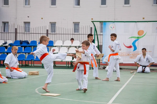 Rosja Wołgodonsk Czerwca 2015 Trening Karate Dla Dzieci Kluby Karate — Zdjęcie stockowe