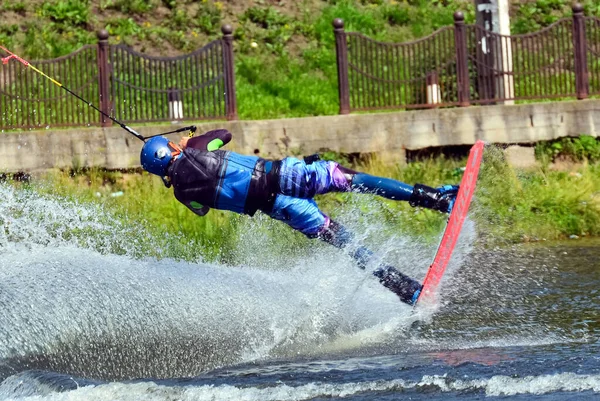 Ryssland Volgodonsk Juni 2015 Vatten Snowboard Idrottaren Med Snowboard Hålla — Stockfoto