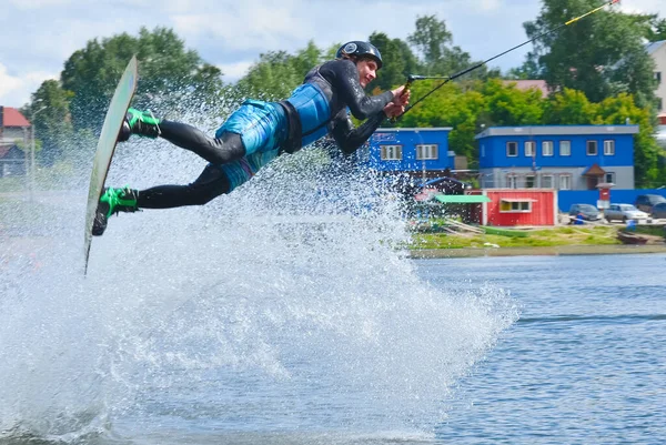 Russia Volgodonsk Giugno 2015 Water Snowboard Atleta Con Snowboard Aggrappa — Foto Stock
