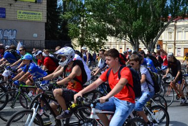 Rusya, Volgodonsk - 30 Haziran 2015 Bisiklete binme. Sporu herkese erişilebilir hale getirmek