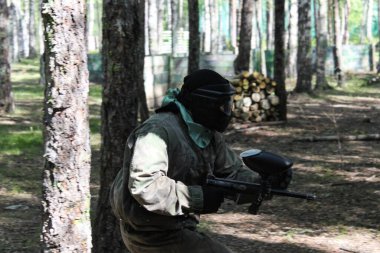 Rusya, Volgodonsk - 30 Haziran 2015 Paintball. Boya toplarıyla silah yarışması. Orman turnuvası