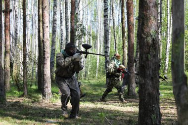 Rusya, Volgodonsk - 30 Haziran 2015 Paintball. Boya toplarıyla silah yarışması. Orman turnuvası