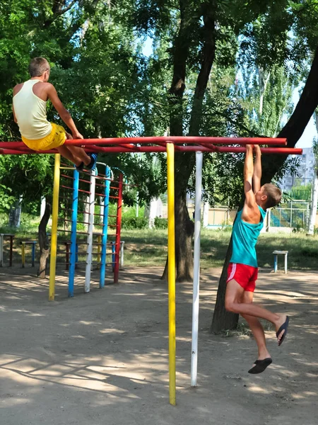 Rusya Volgodonsk Haziran 2015 Bahçe Jimnastiği Dersler Yatay Çubuk Paralel — Stok fotoğraf