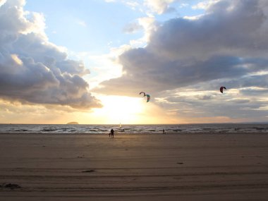 Uçan bir kanat. Hover paraşüt. Paraşütle atlama, cesur için spor.