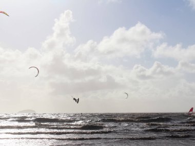 Uçan bir kanat. Hover paraşüt. Paraşütle atlama, cesur için spor.