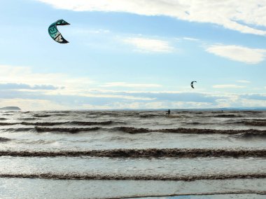 Uçan bir kanat. Hover paraşüt. Paraşütle atlama, cesur için spor.