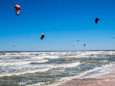 Uçan bir kanat. Hover paraşüt. Paraşütle atlama, cesur için spor.
