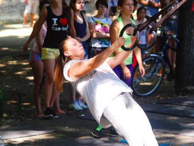 Rusya, Volgodonsk - 18 Ocak 2015: Halkalar üzerinde güç uygulamaları. Mahkemelerde spor.