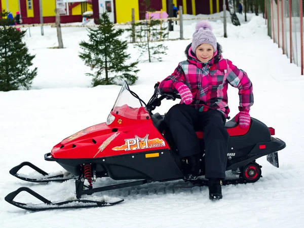 Rijdend Een Sneeuwscooter Middelen Sneeuw Winter Verplaatsen — Stockfoto