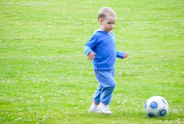 Rússia Volgodonsk Maio 2015 Uma Criança Uma Bola Futebol Miúdo — Fotografia de Stock