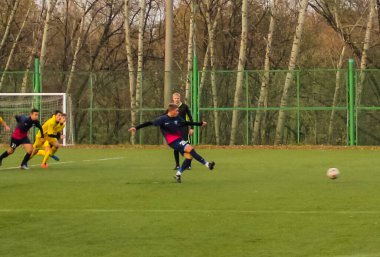 Rusya, Volgodonsk - 17 Mayıs 2015: Futbol maçı. Antrenman genç takımlar ve taraftarlar arasında