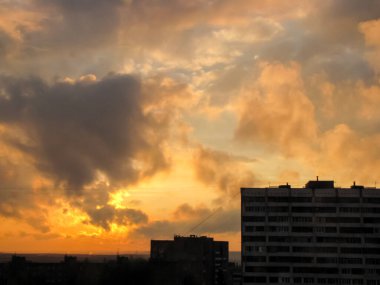 Gün batımında bulutlu gökyüzü. Manzara cenneti.