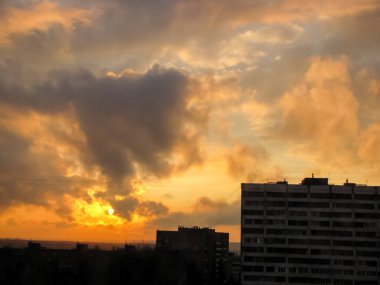 Gün batımında bulutlu gökyüzü. Manzara cenneti.