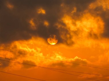 Gün batımında bulutlu gökyüzü. Manzara cenneti.