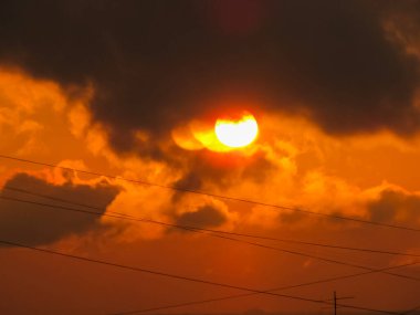 Gün batımında bulutlu gökyüzü. Manzara cenneti.