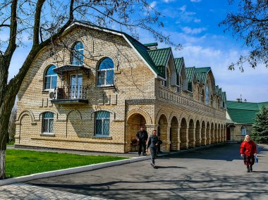 Kutsal Varsayım Manastırı. Kutsal Koğuş Manastırı. Manastırın ve yakınındaki bölgenin görünüşü..