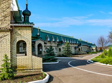 Kutsal Varsayım Manastırı. Kutsal Koğuş Manastırı. Manastırın ve yakınındaki bölgenin görünüşü..