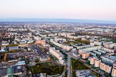 Vologda City kuş bakışı. Vologda 'yı havadan çekiyoruz. Şehrin evleri ve binaları.