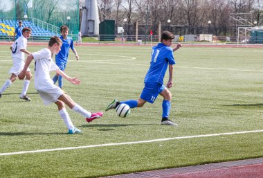 Rusya, Volgodonsk - 17 Mayıs 2015: Futbol maçı. Antrenman genç takımlar ve taraftarlar arasında