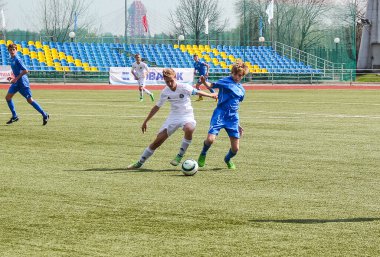 Rusya, Volgodonsk - 17 Mayıs 2015: Futbol maçı. Antrenman genç takımlar ve taraftarlar arasında