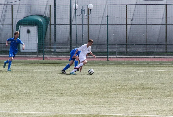 ロシア Volgodonsk 2015年5月17日 サッカーゲーム トレーニングはジュニアチームとファンにマッチします — ストック写真