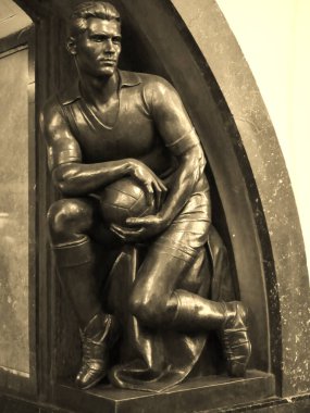 Voleybol heykeli. Anıt sporcular voleybolcular bronz.