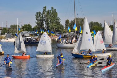 Rusya, Volgodonsk - 19 Mayıs 2015: yüzme üzerinde yelken yelkenli içinde yarışmalar