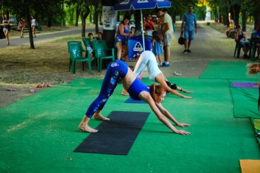 Rusya, Volgodonsk - 19 Mayıs 2015: Yoga sınıfları jimnastik için vücut yoga