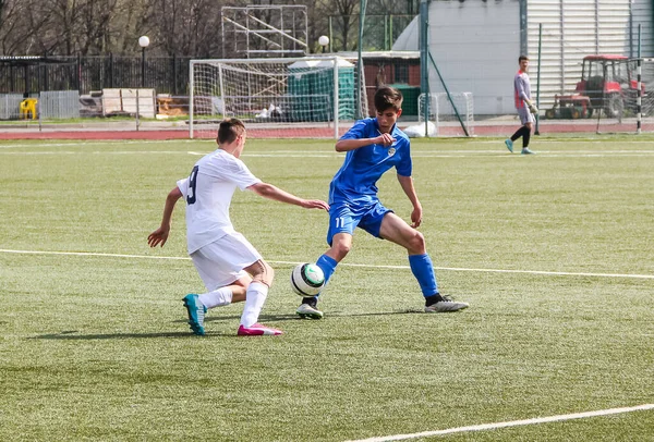 ロシア Volgodonsk 2015年5月17日 サッカーゲーム トレーニングはジュニアチームとファンにマッチします — ストック写真