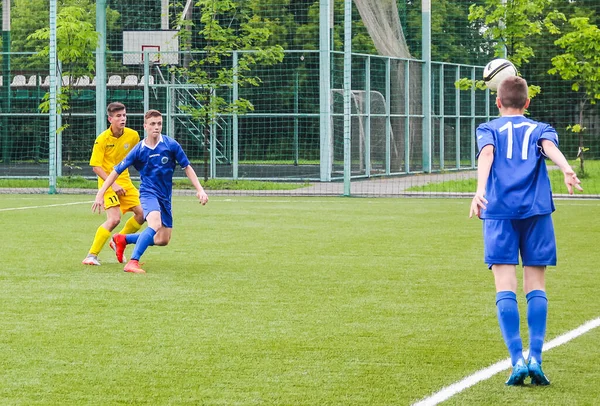 ロシア Volgodonsk 2015年5月17日 サッカーゲーム トレーニングはジュニアチームとファンにマッチします — ストック写真