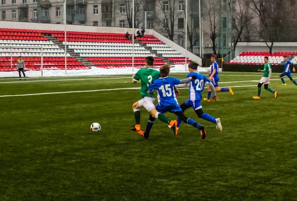 ロシア Volgodonsk 2015年5月17日 サッカーゲーム トレーニングはジュニアチームとファンにマッチします — ストック写真