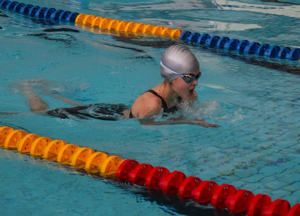 Rusya, Volgodonsk - 17 Mayıs 2015: havuzda yüzme eğitimi