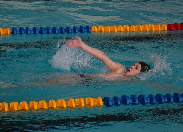 Rusya, Volgodonsk - 17 Mayıs 2015: havuzda yüzme eğitimi