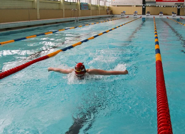 ロシア Volgodonsk 2015 プールで泳ぐ水泳のトレーニング — ストック写真