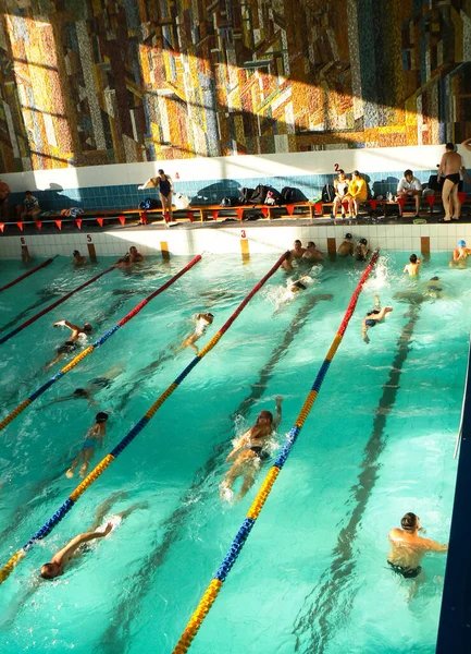 ロシア Volgodonsk 2015 プールで泳ぐ水泳のトレーニング — ストック写真