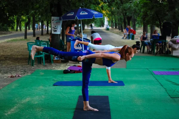 Rusya, Volgodonsk - 19 Mayıs 2015: Yoga sınıfları jimnastik için vücut yoga