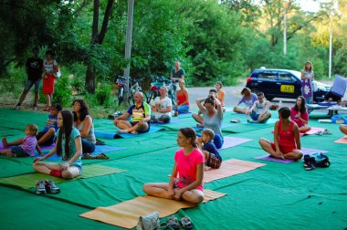 Rusya, Volgodonsk - 19 Mayıs 2015: Yoga sınıfları jimnastik için vücut yoga