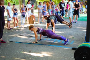 Rusya, Volgodonsk - 19 Mayıs 2015: Yoga sınıfları jimnastik için vücut yoga