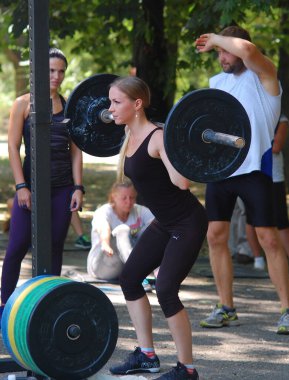 Rusya, Volgodonsk - 17 Mayıs 2015: çubuğunun üzerine eğitim. Ağırlık kaldırma egzersizi ağırlıkları ile