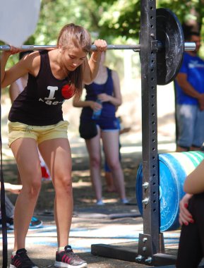 Rusya, Volgodonsk - 17 Mayıs 2015: çubuğunun üzerine eğitim. Ağırlık kaldırma egzersizi ağırlıkları ile