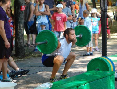 Rusya, Volgodonsk - 17 Mayıs 2015: çubuğunun üzerine eğitim. Ağırlık kaldırma egzersizi ağırlıkları ile